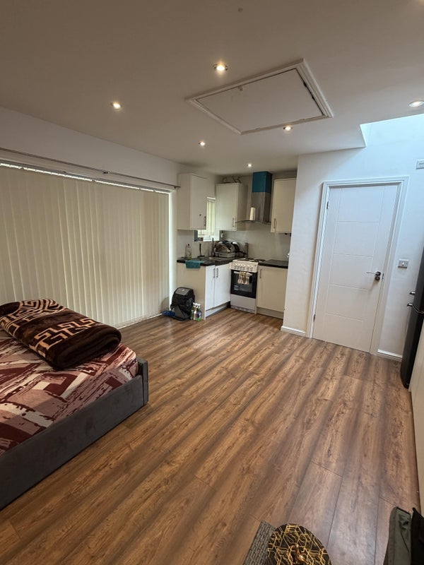 Room Redfern Avenue in Greater London