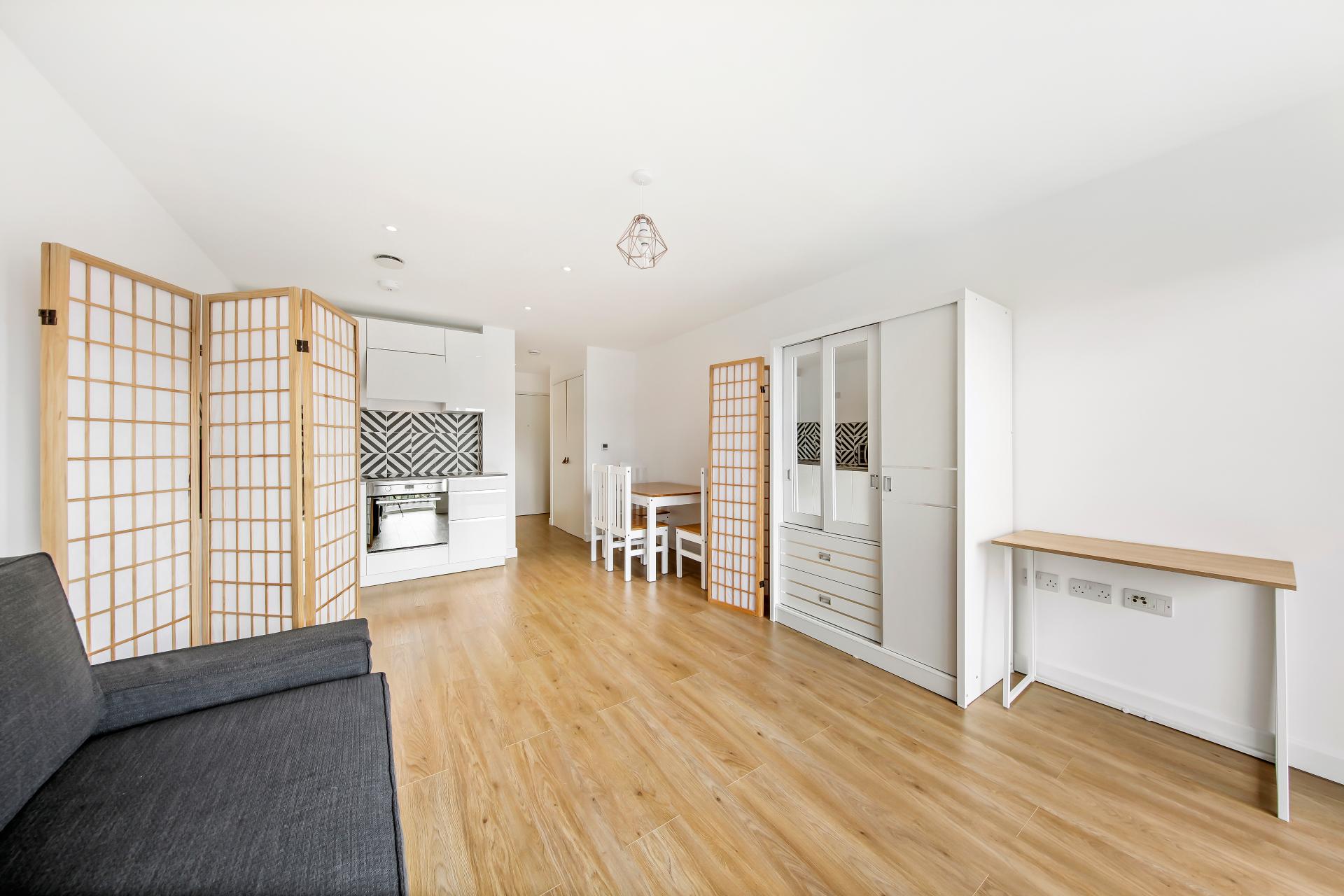 Flat Wilberforce Way in Greater London