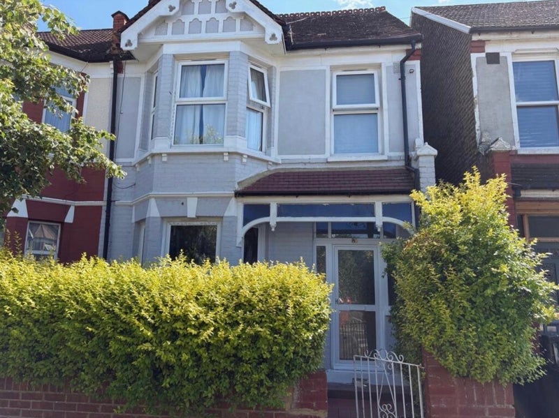 Room Links Road in Greater London