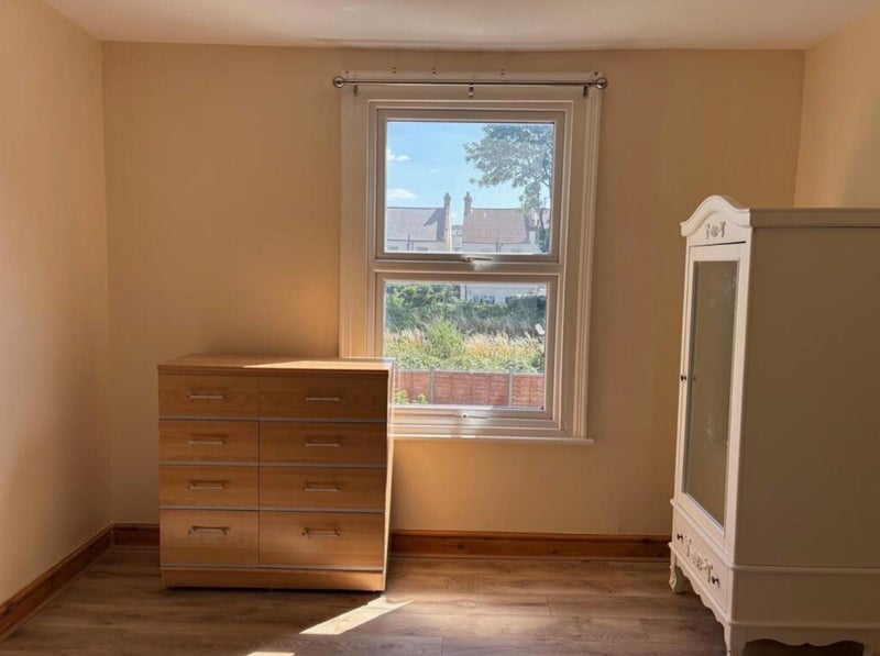 Room Links Road in Greater London