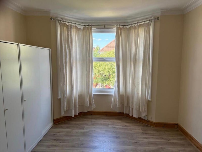 Room Links Road in Greater London