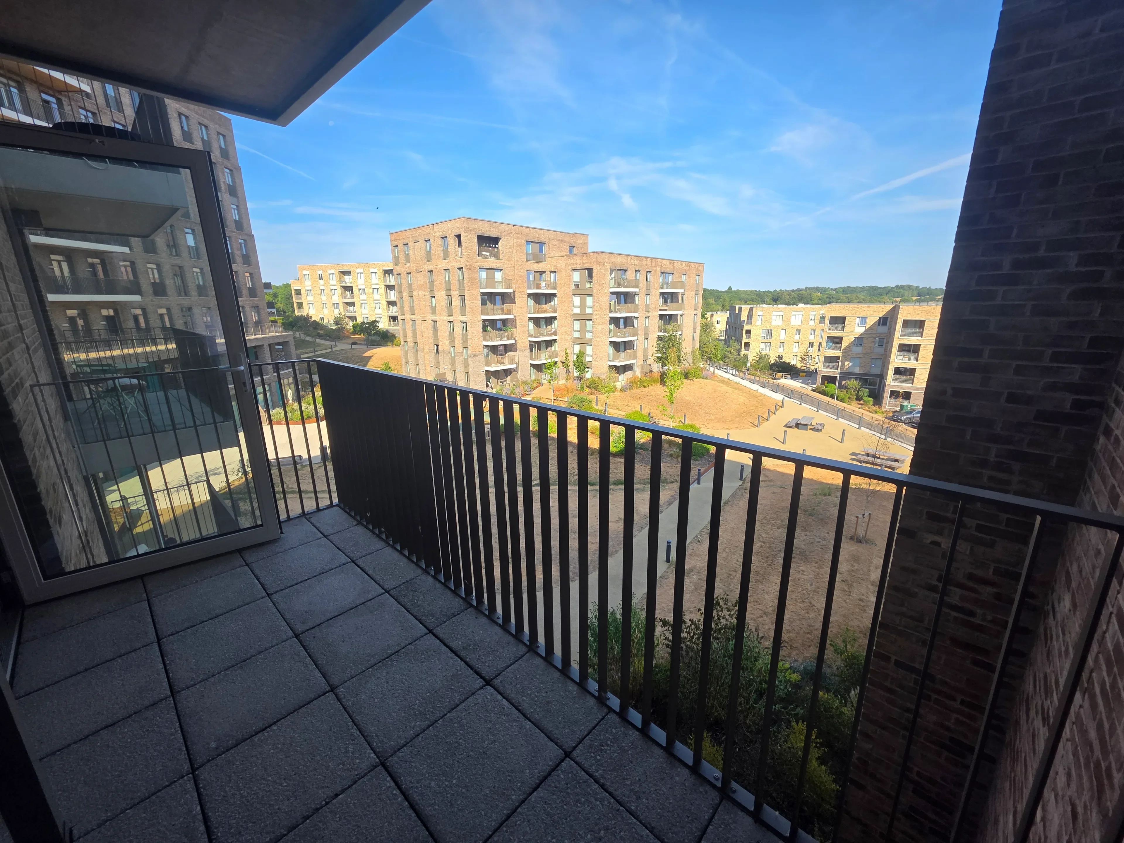 Flat Cornforth Lane in Greater London