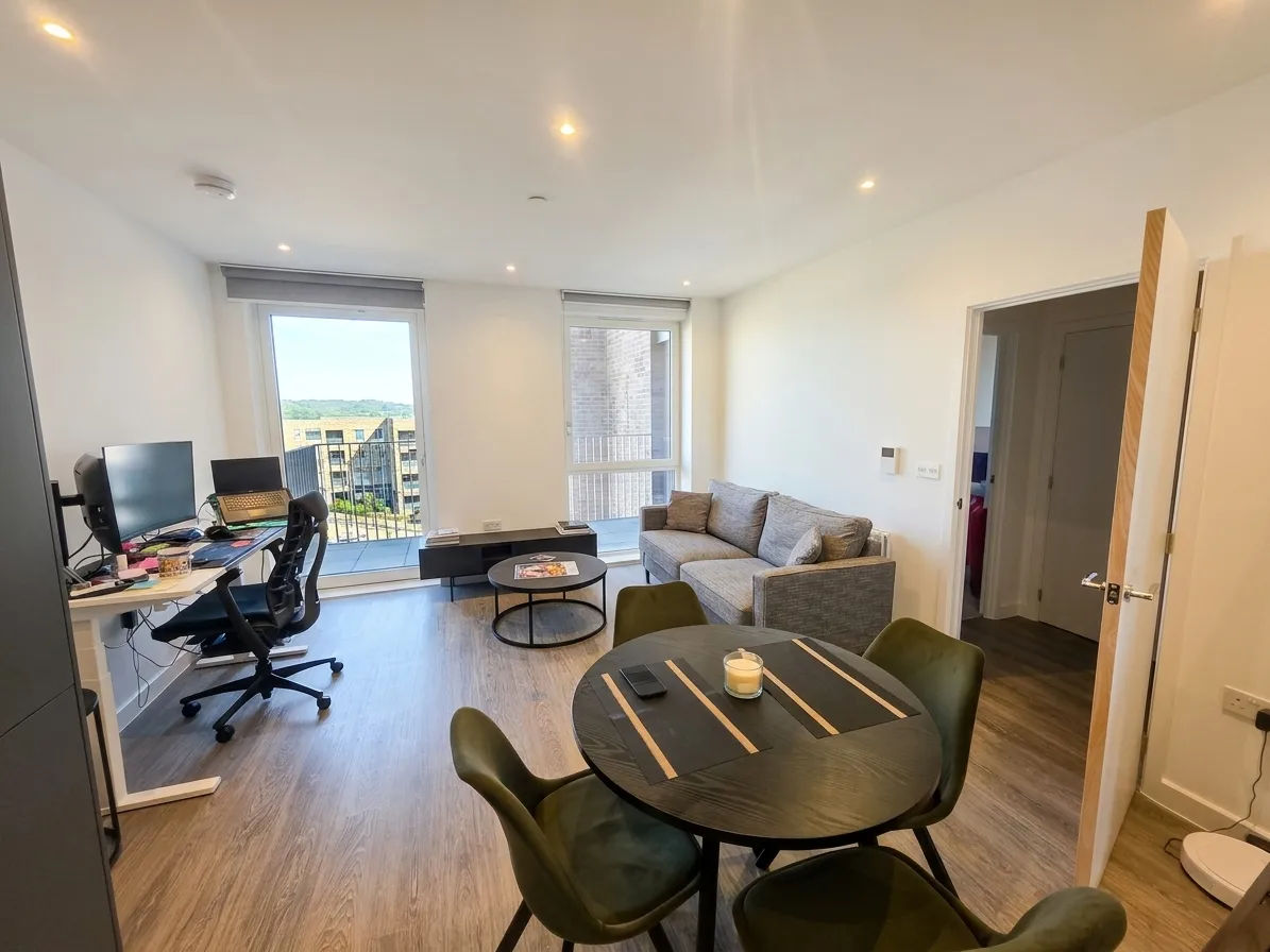 Flat Cornforth Lane in Greater London