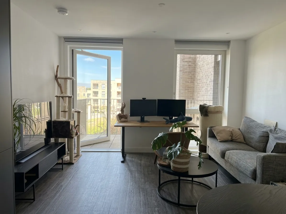 Flat Cornforth Lane in Greater London