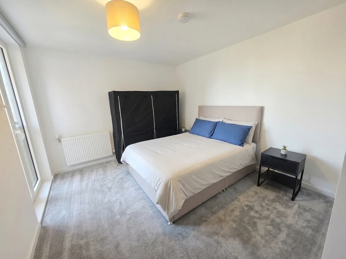 Flat Cornforth Lane in Greater London