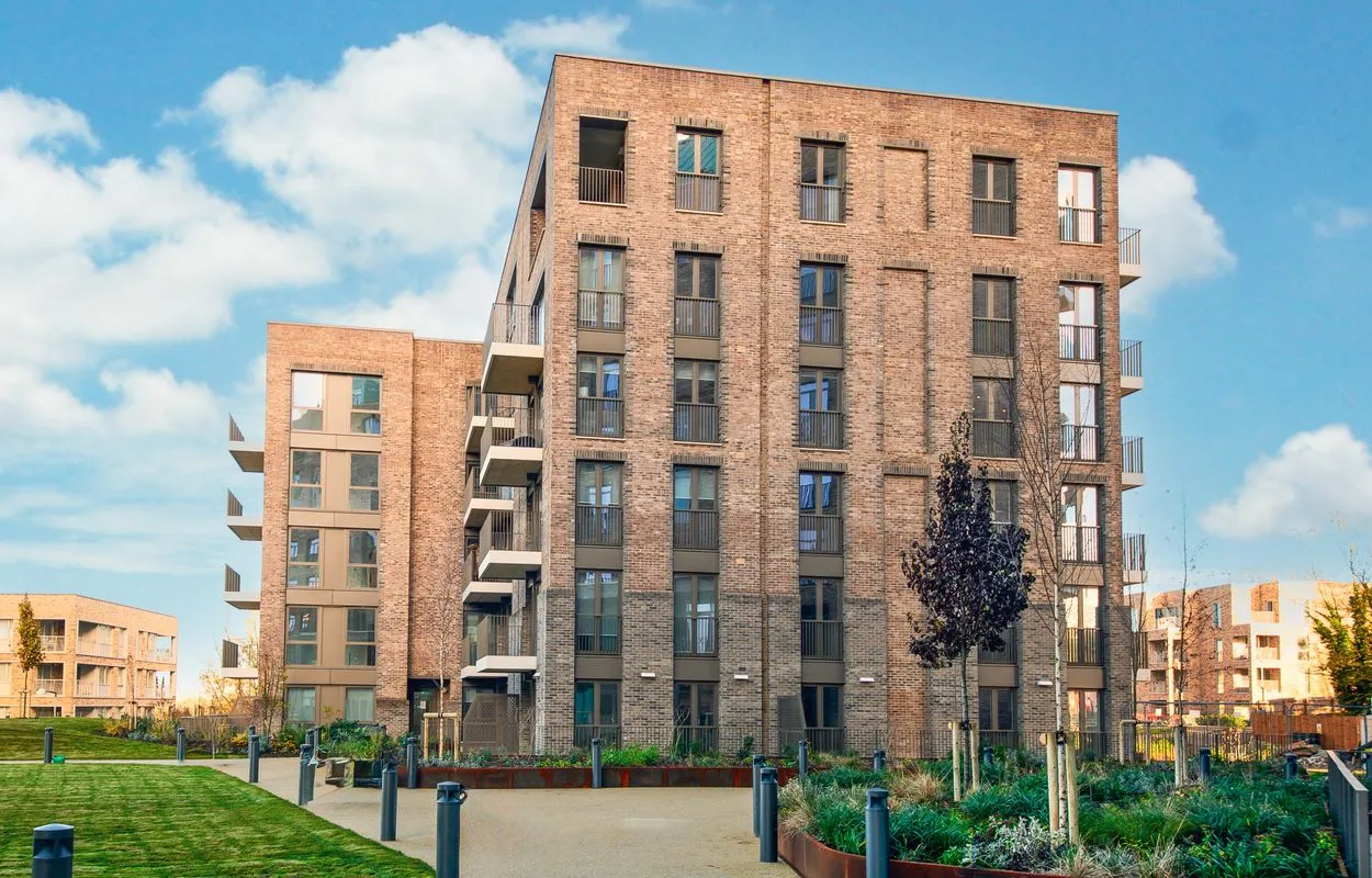 Flat Cornforth Lane in Greater London