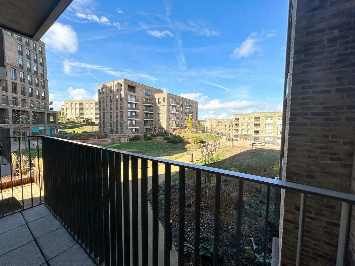 Flat Cornforth Lane in Greater London