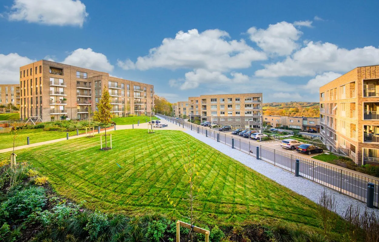 Flat Cornforth Lane in Greater London