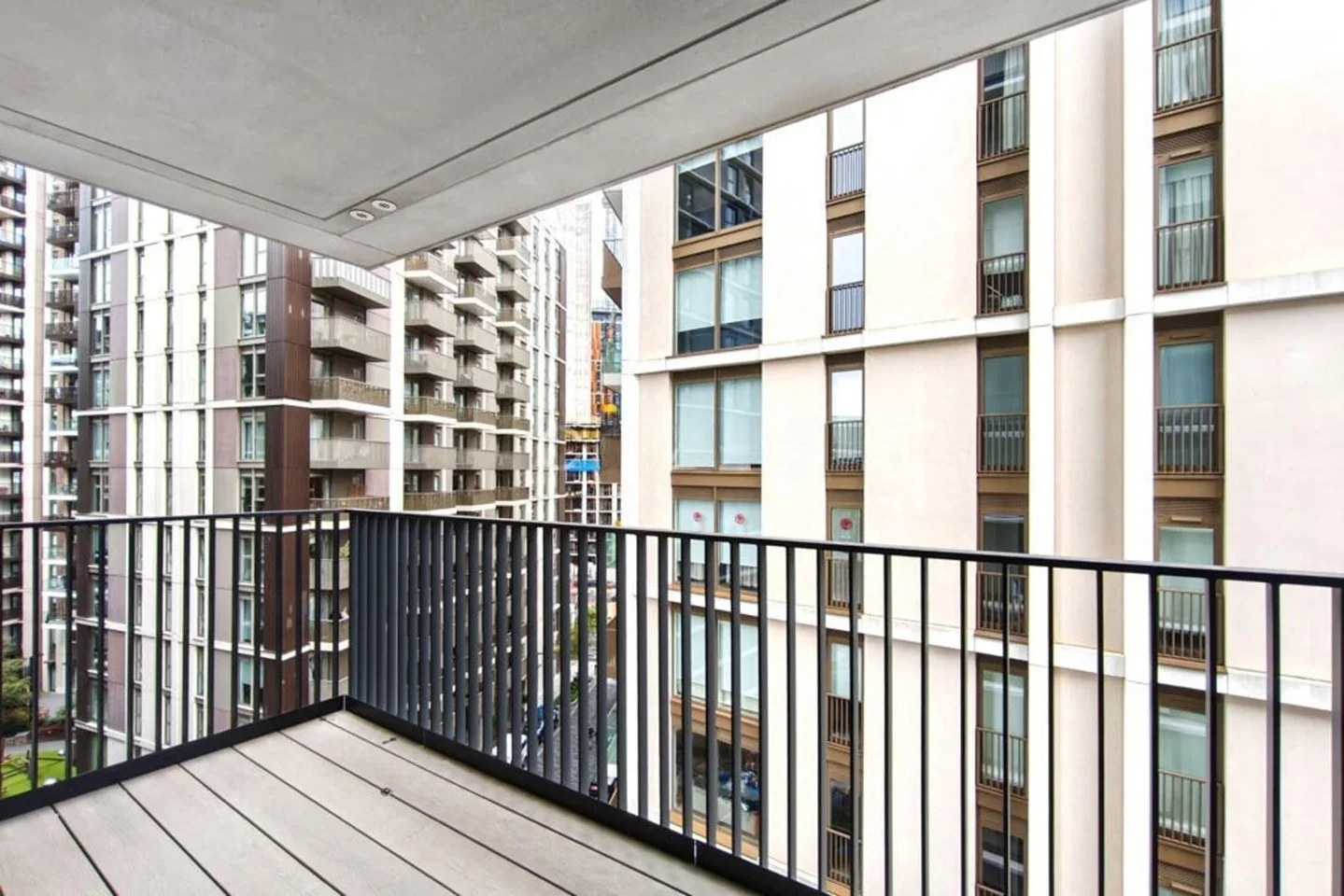 Flat Fountain Park Way in Greater London