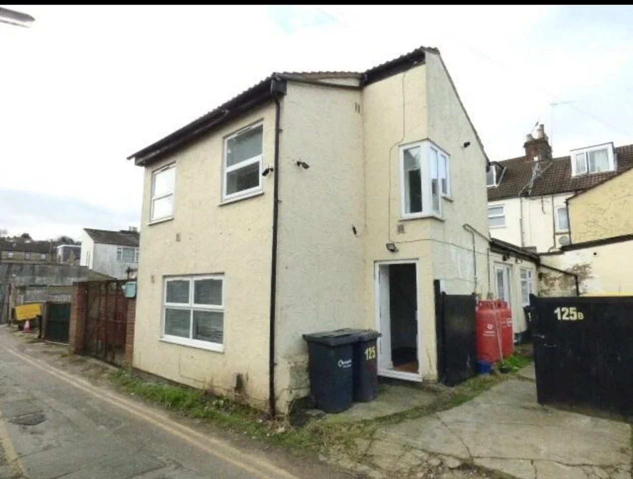 House Dumfries Street in Luton