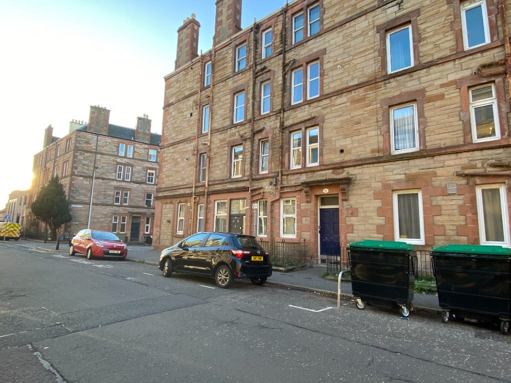 Flat Polwarth Crescent in City of Edinburgh