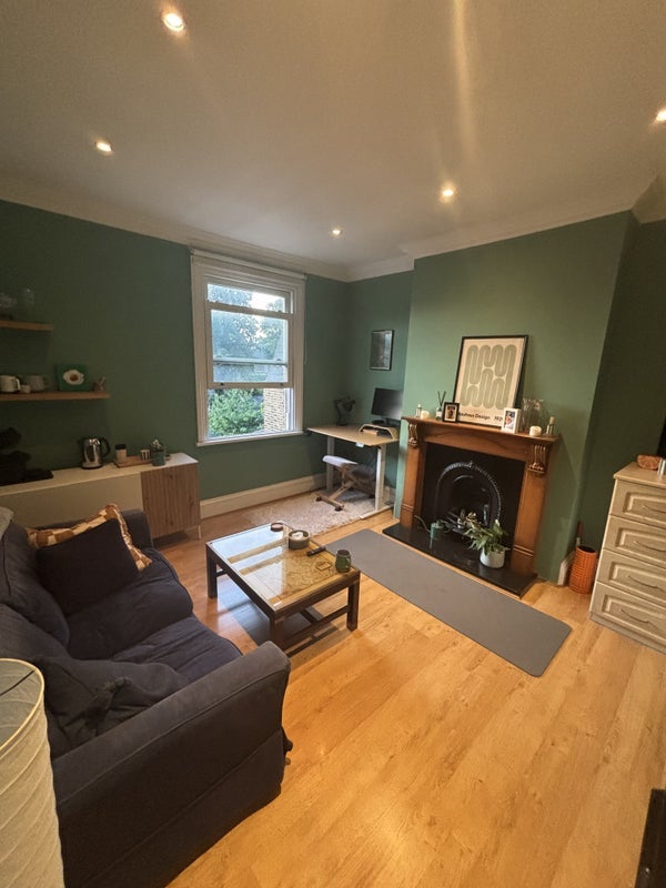 Room Kempshott Road in Greater London