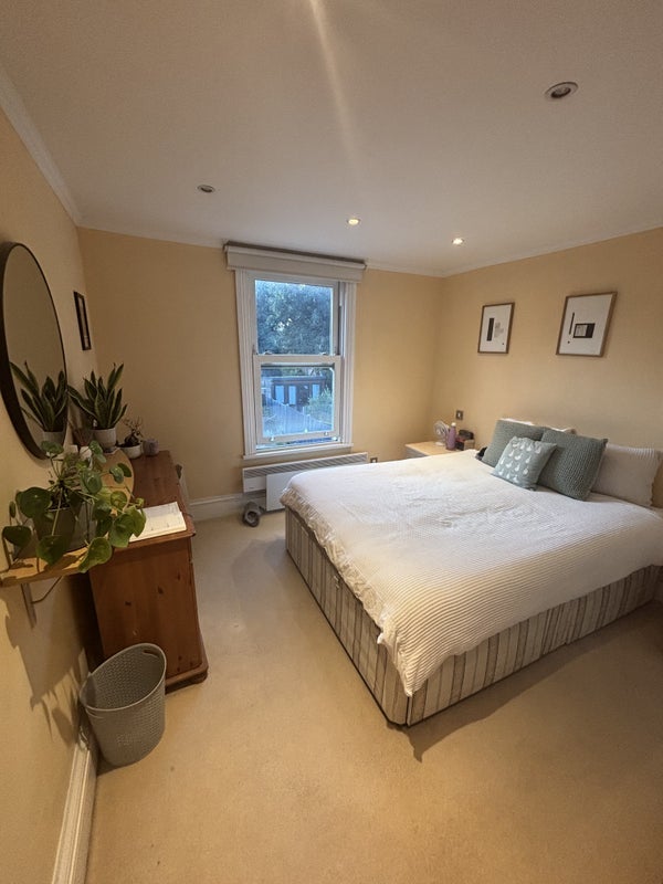 Room Kempshott Road in Greater London