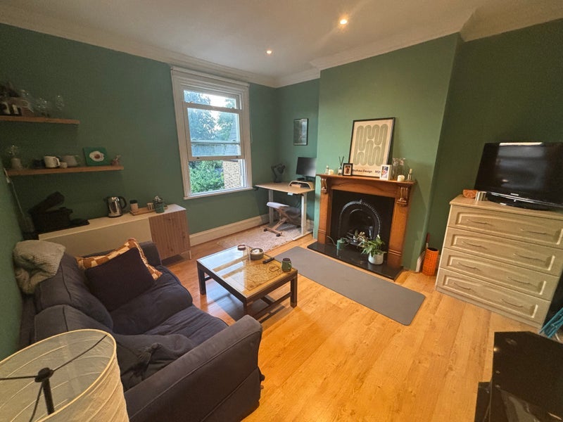 Room Kempshott Road in Greater London