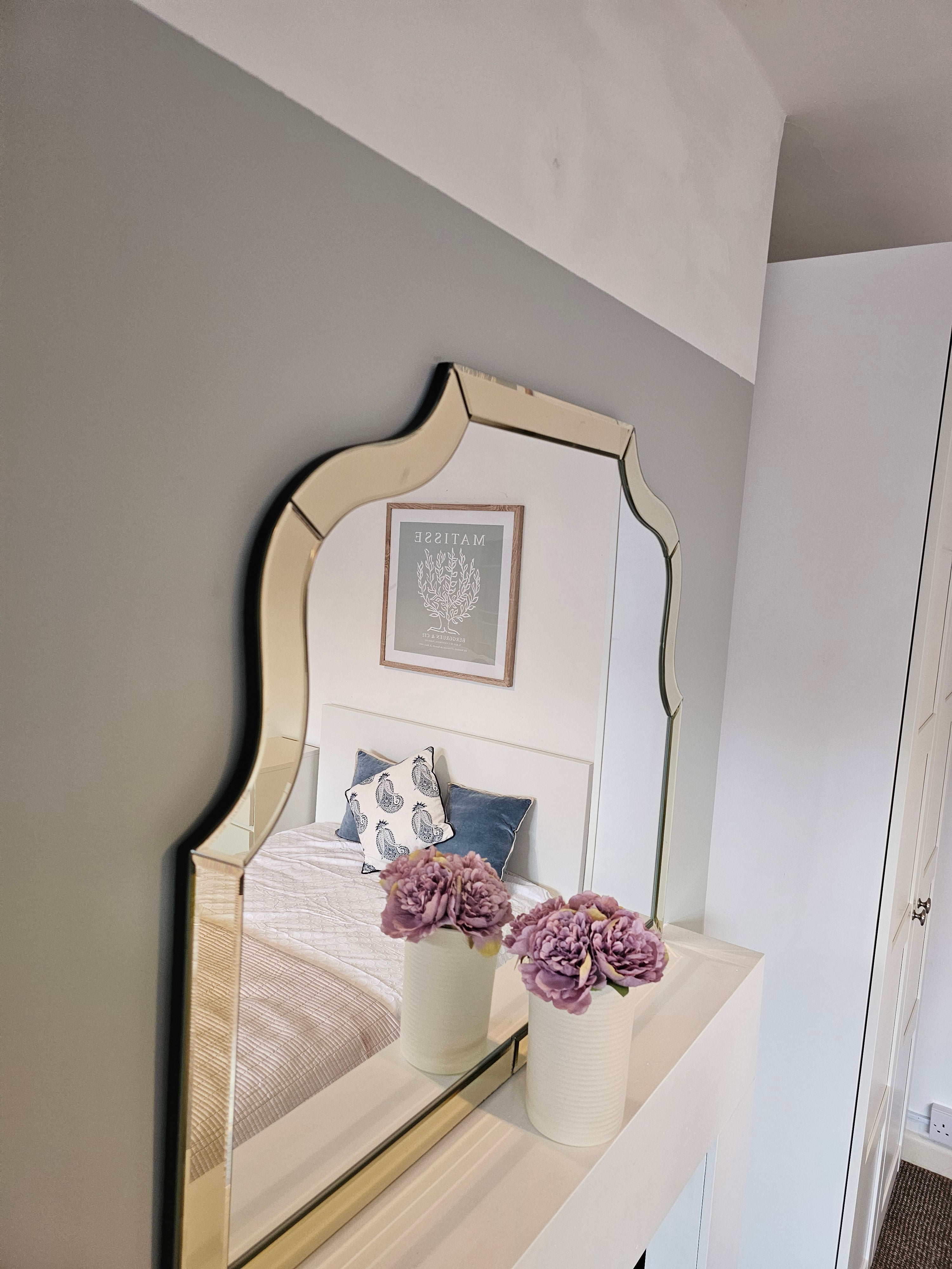 Flat Northcote Avenue in Greater London