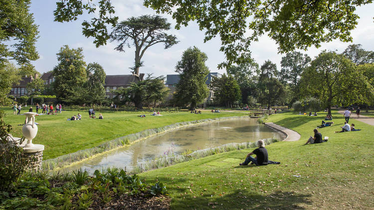 Flat Northcote Avenue in Greater London