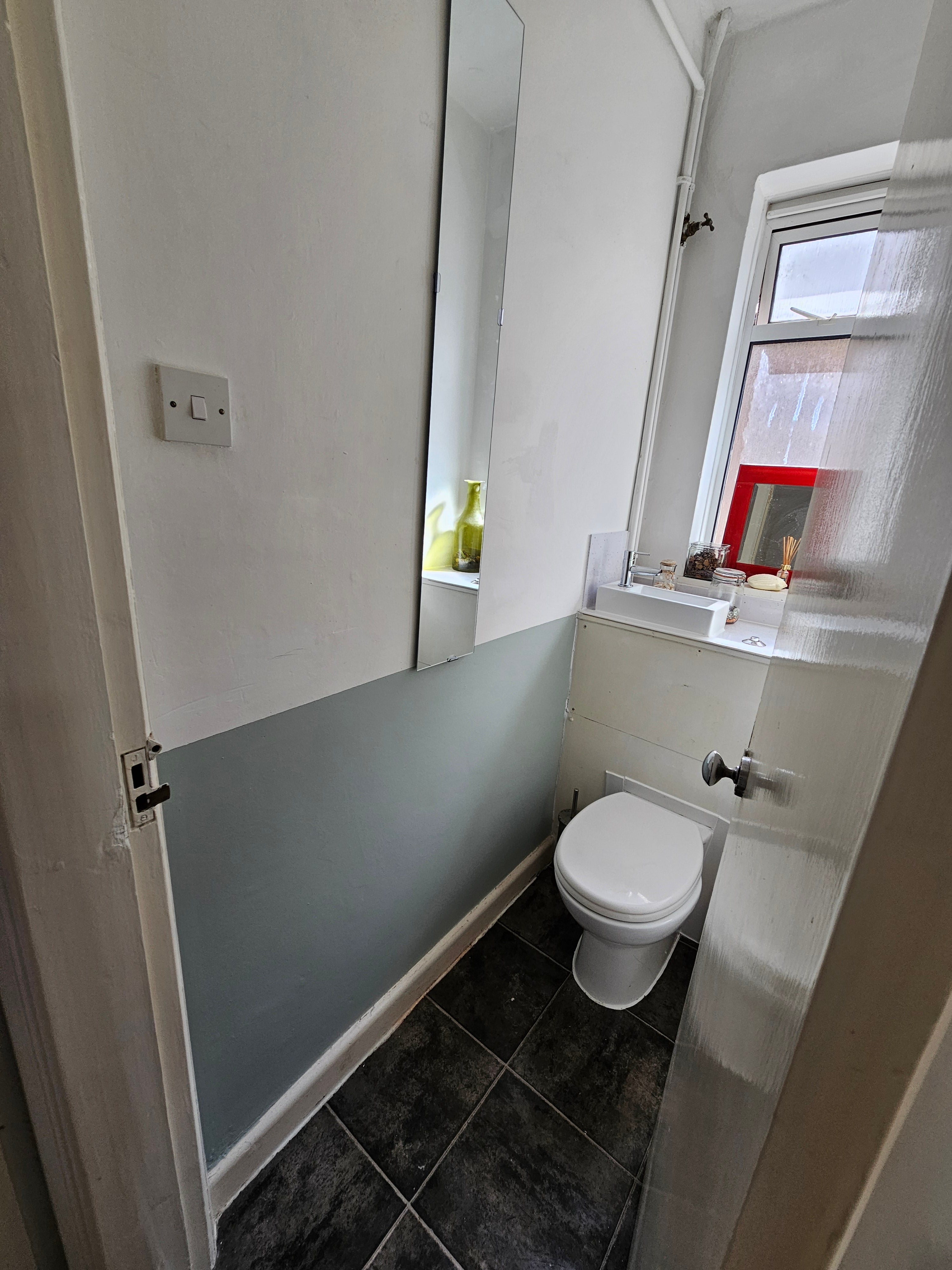 Flat Northcote Avenue in Greater London