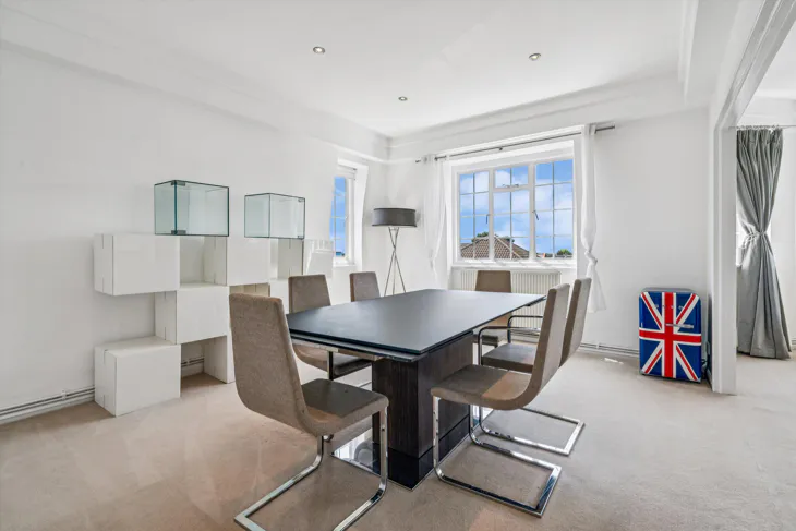 Flat Raymond Road in Greater London