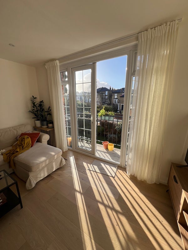 Room Grove Lane in Greater London