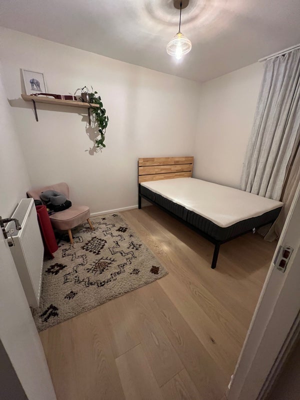 Room Grove Lane in Greater London