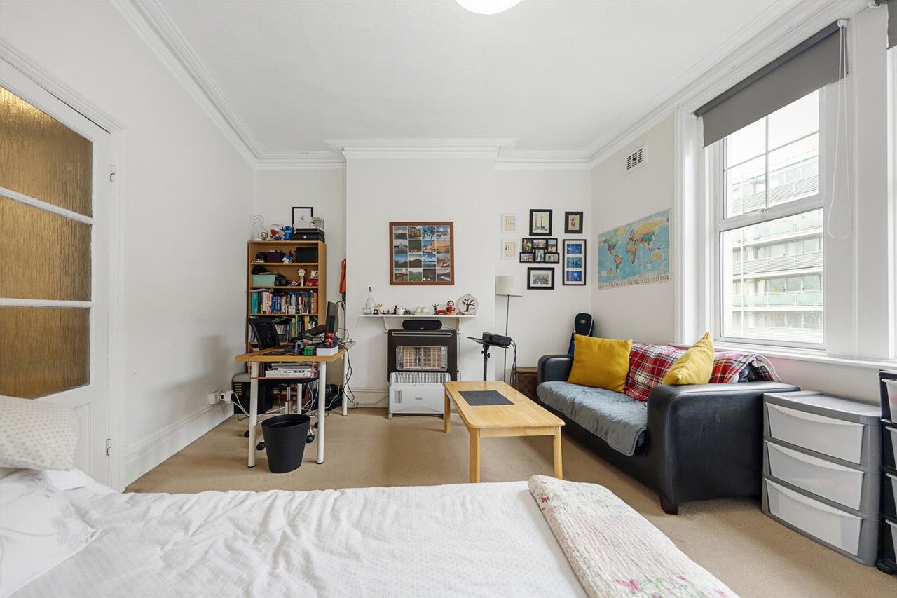 Flat Balham Hill in Greater London