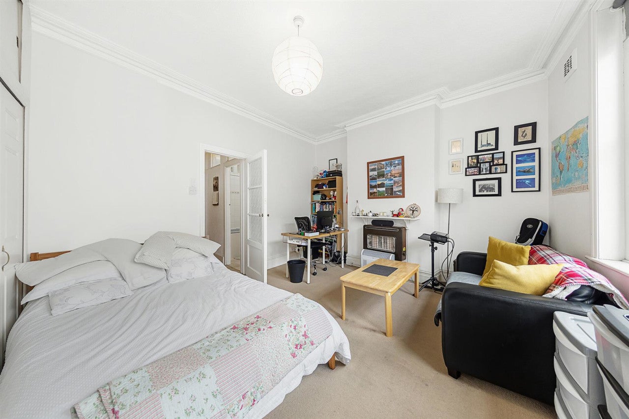 Flat Balham Hill in Greater London