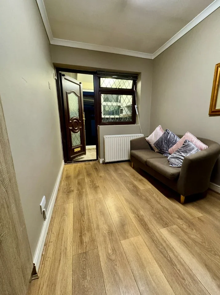 Room Parlaunt Road in Slough