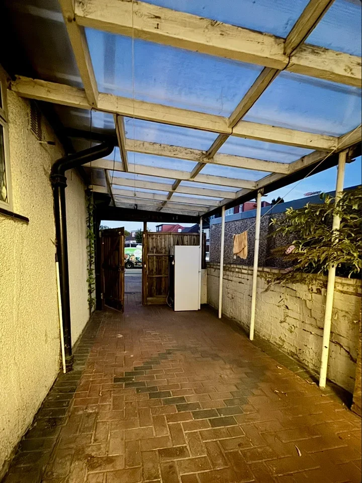 Room Parlaunt Road in Slough