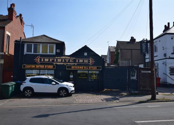 Flat Hearsall Lane in Coventry