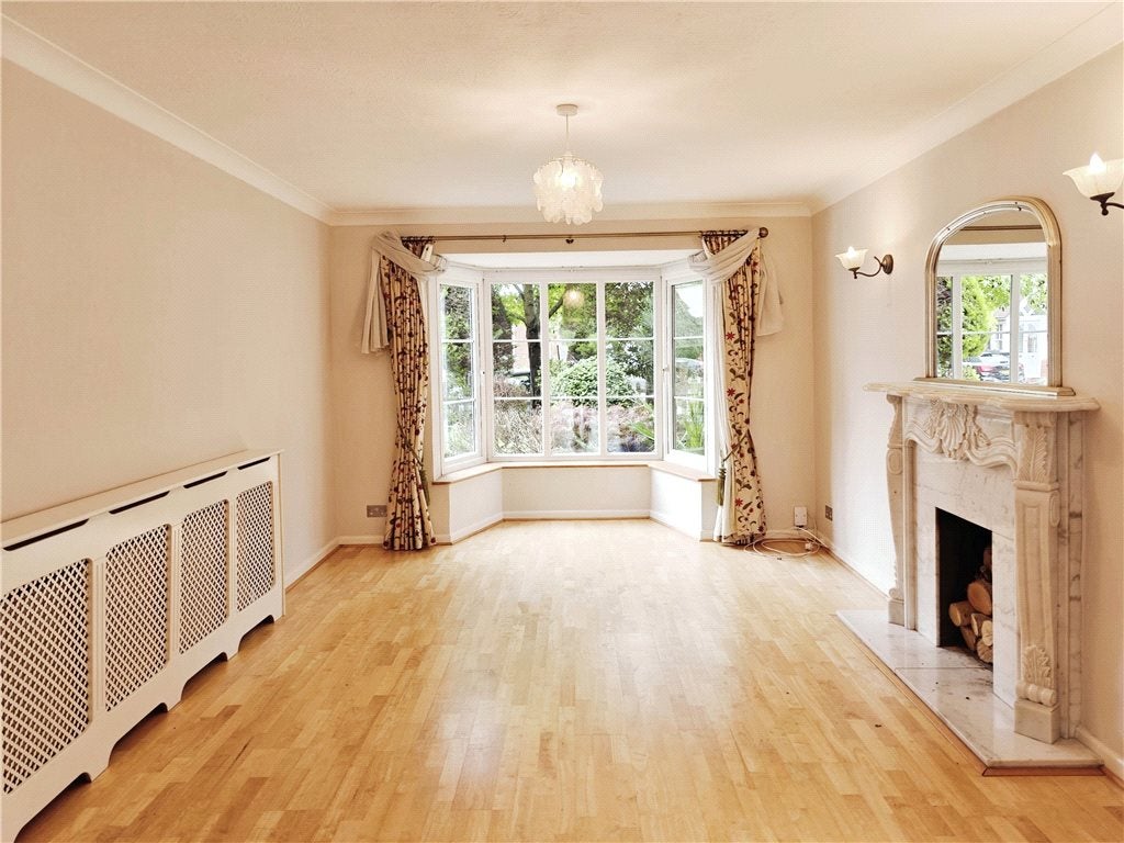 House Ennismore Avenue in Guildford