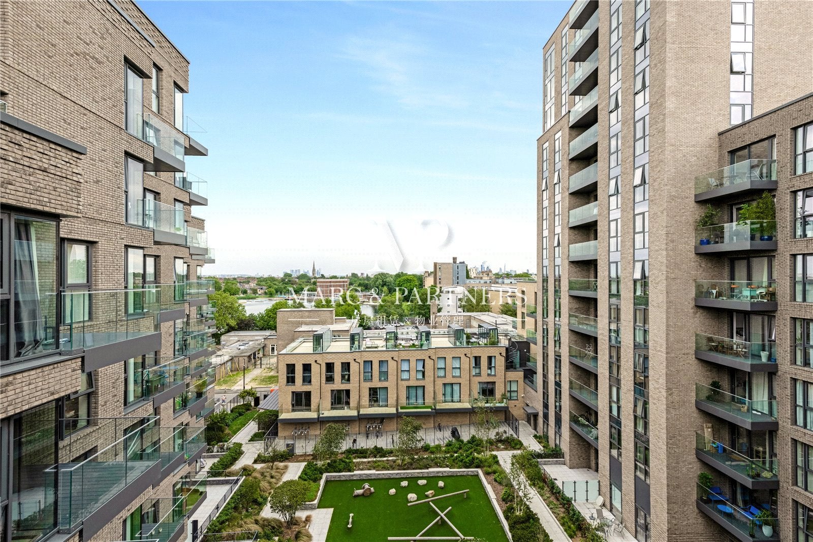 Flat Coster Avenue in Greater London