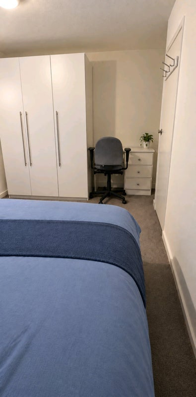 Room Forester Road in Crawley