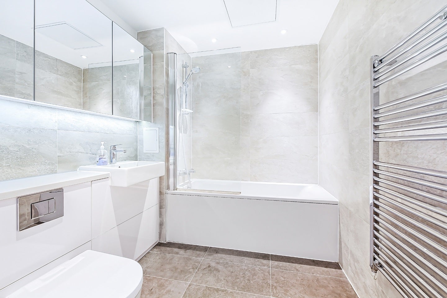 Flat Goldhawk Road in Greater London