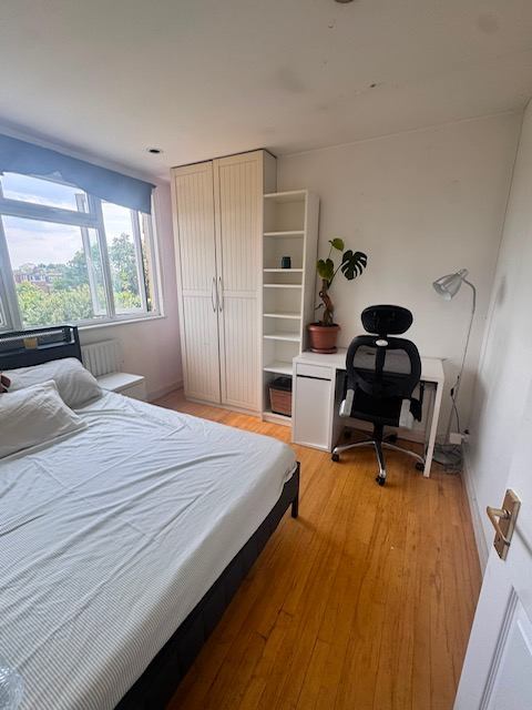 Room Dorset Road in Greater London