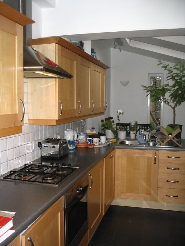 Room Dorset Road in Greater London