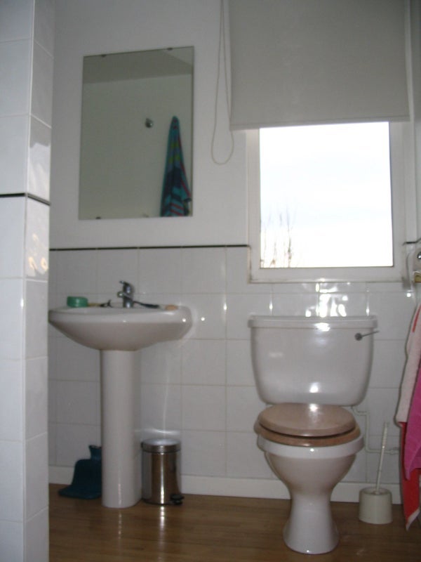 Room Dorset Road in Greater London
