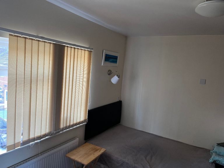 Flat Greenford Avenue in Greater London