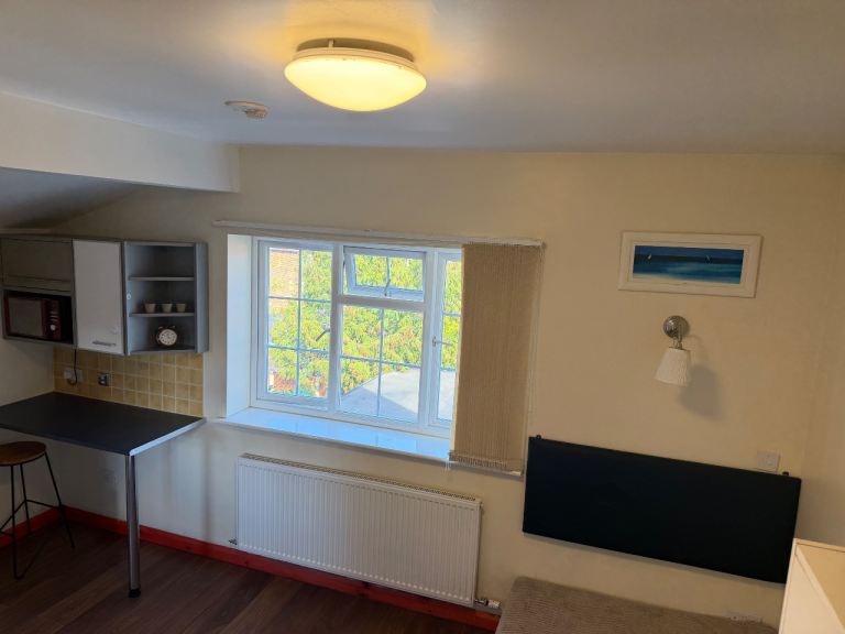 Flat Greenford Avenue in Greater London