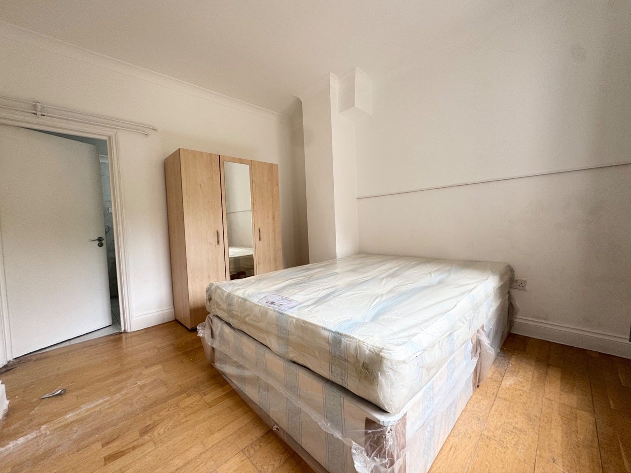 Flat Jackson Road in Greater London