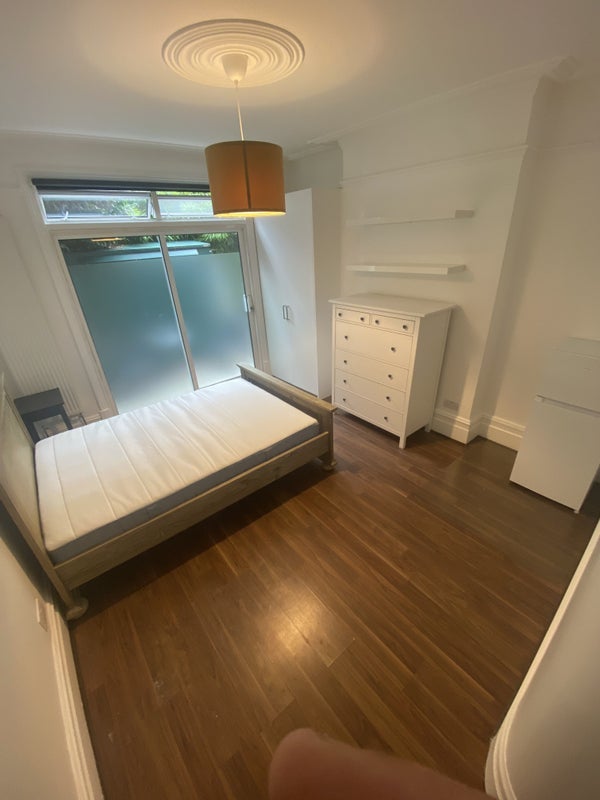 Room Stuart Road in Greater London