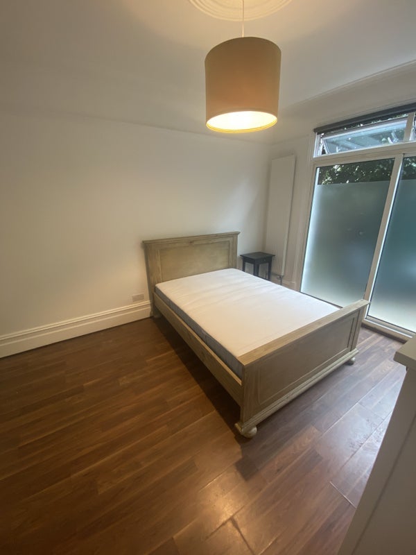 Room Stuart Road in Greater London