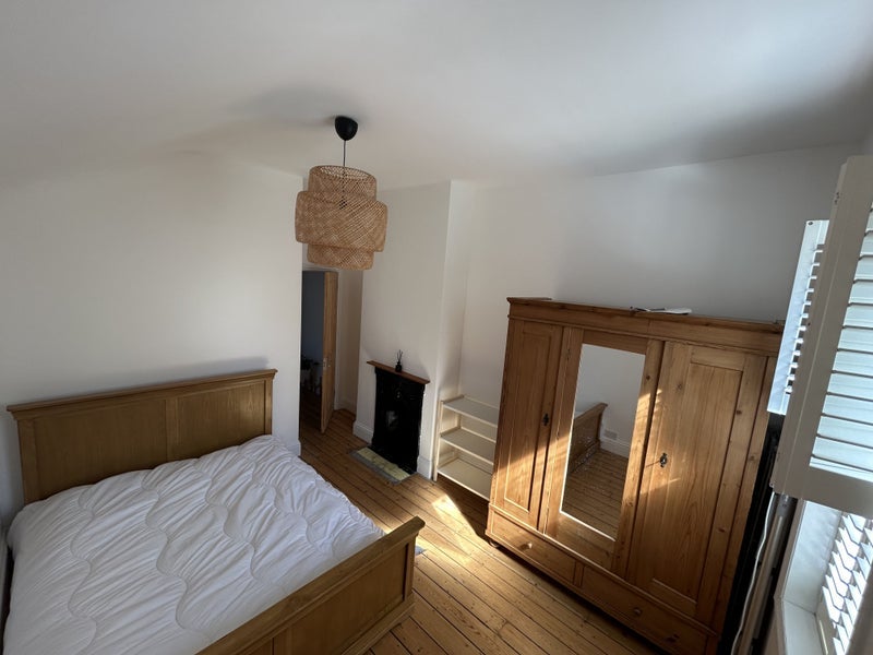 Room Isla Road in Greater London