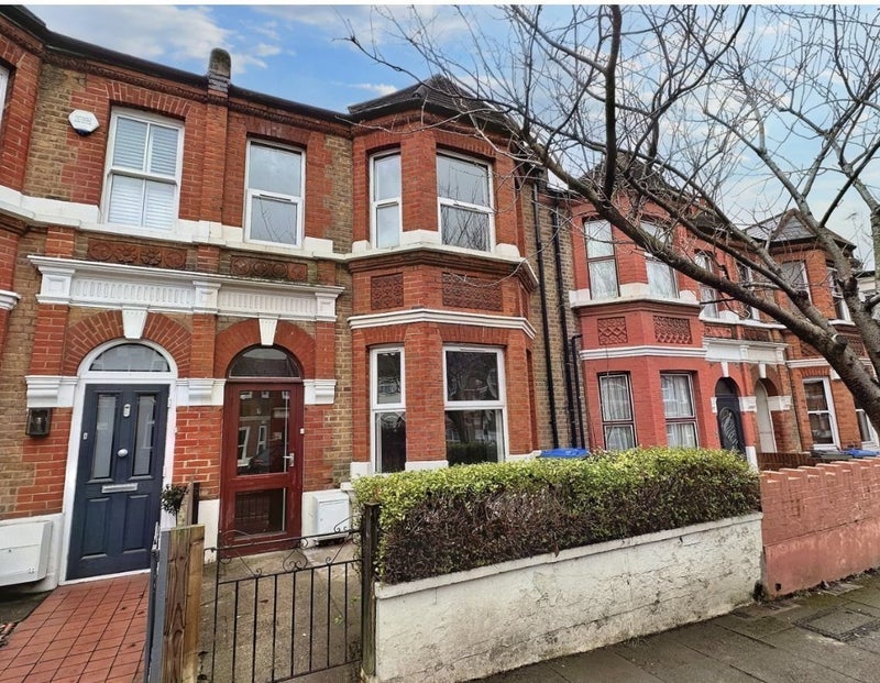 Room Isla Road in Greater London