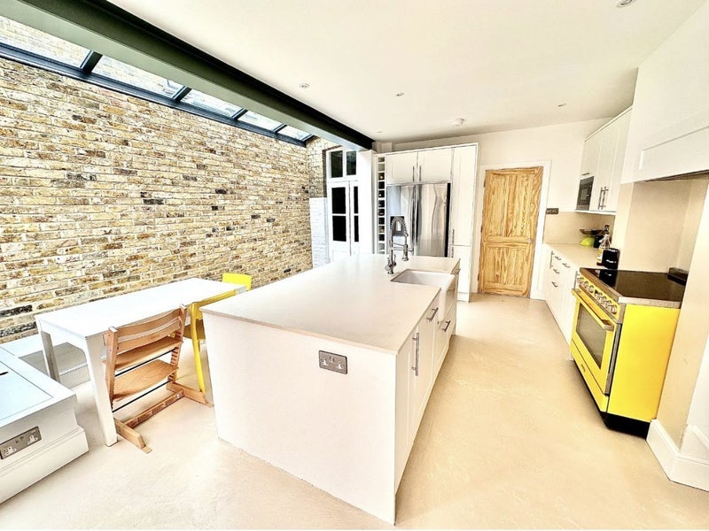 Room Isla Road in Greater London