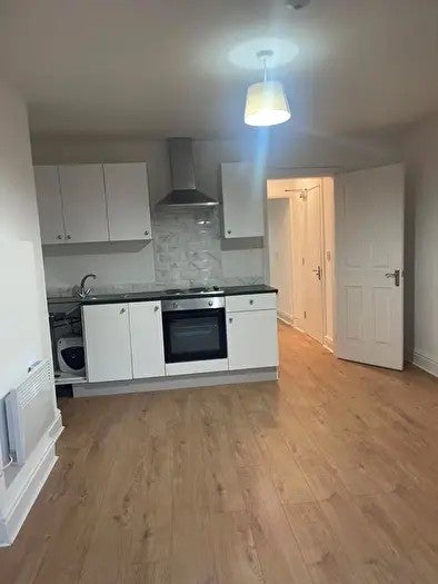 Room Hallstead Avenue in Salford