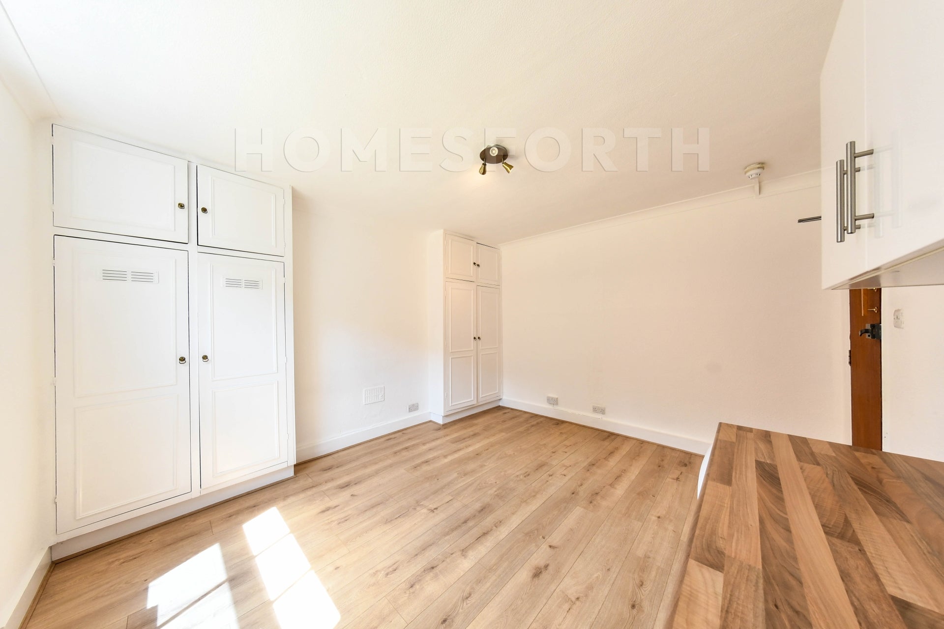 Room Belsize Road in Greater London