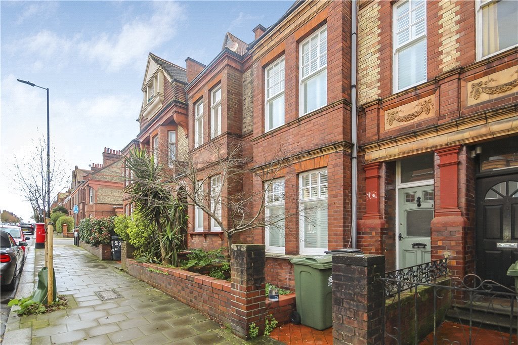 House Barcombe Avenue in Greater London