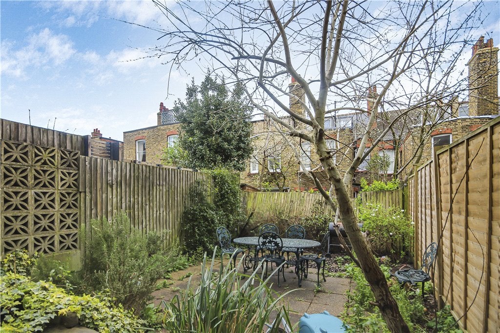 House Barcombe Avenue in Greater London