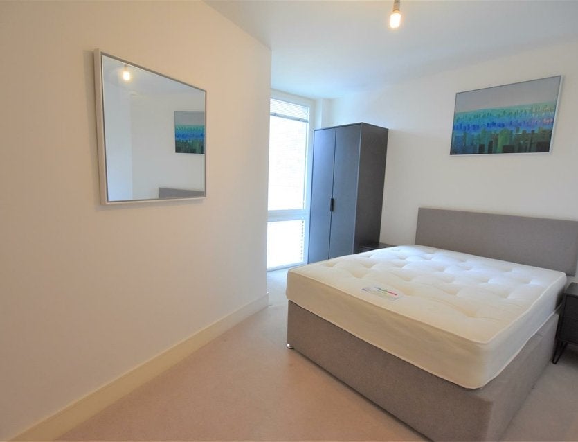 Flat Garnet Place in Greater London