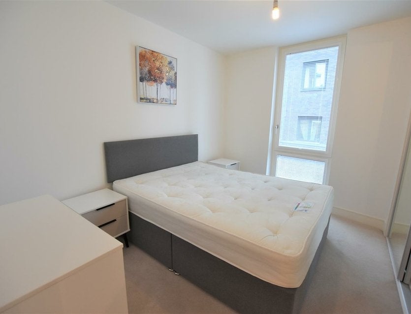 Flat Garnet Place in Greater London